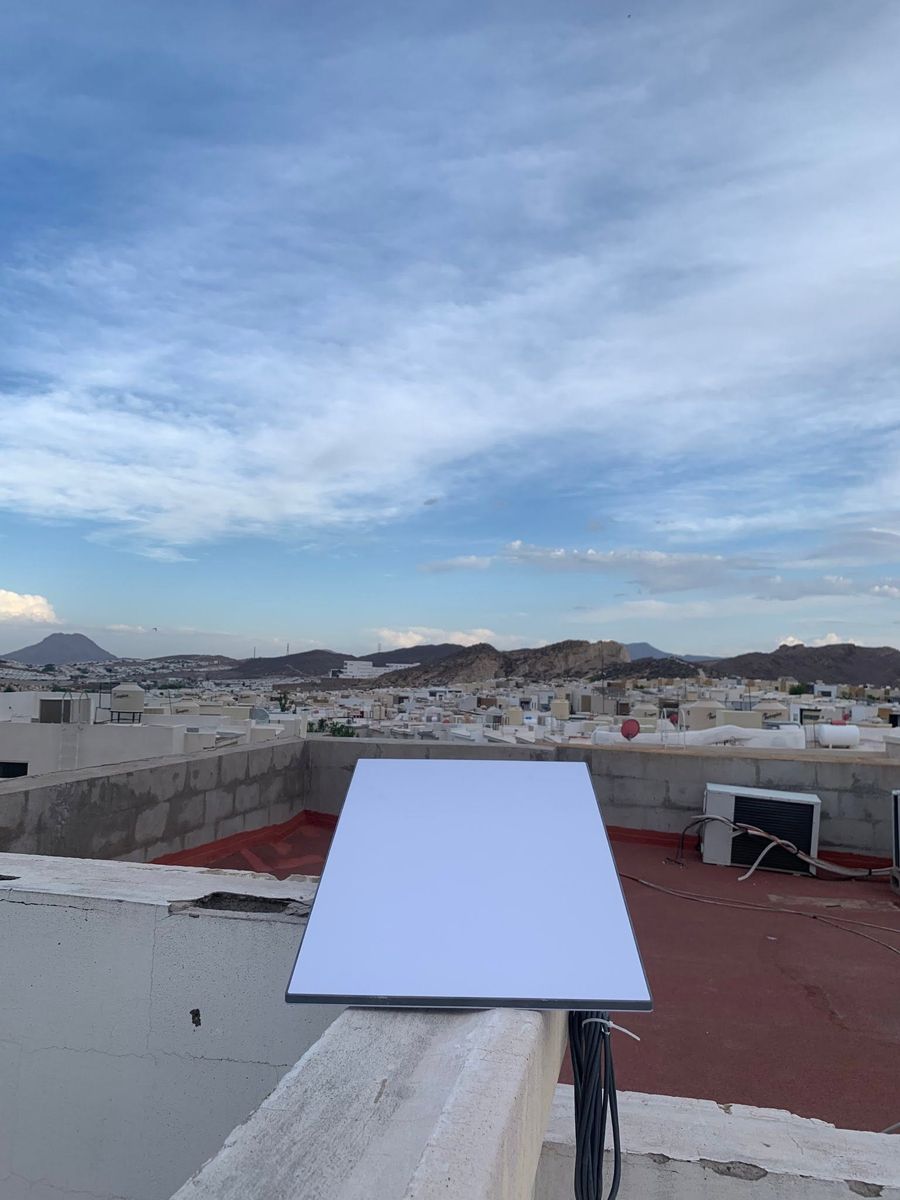 Antena Starlink montada en fachada o muro exterior de vivienda