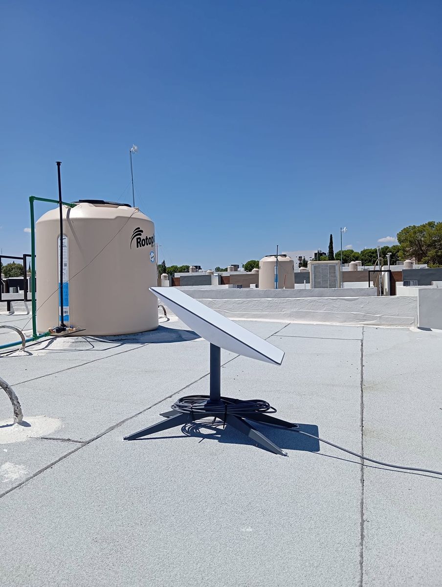 Antena Starlink instalada en azotea residencial en Chihuahua, con cable ordenado