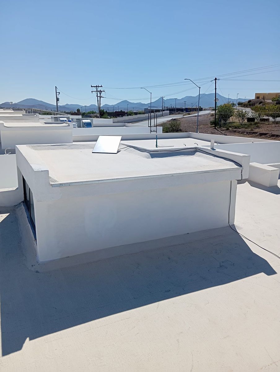 Instalación de antena Starlink en azotea residencial con vista al cielo