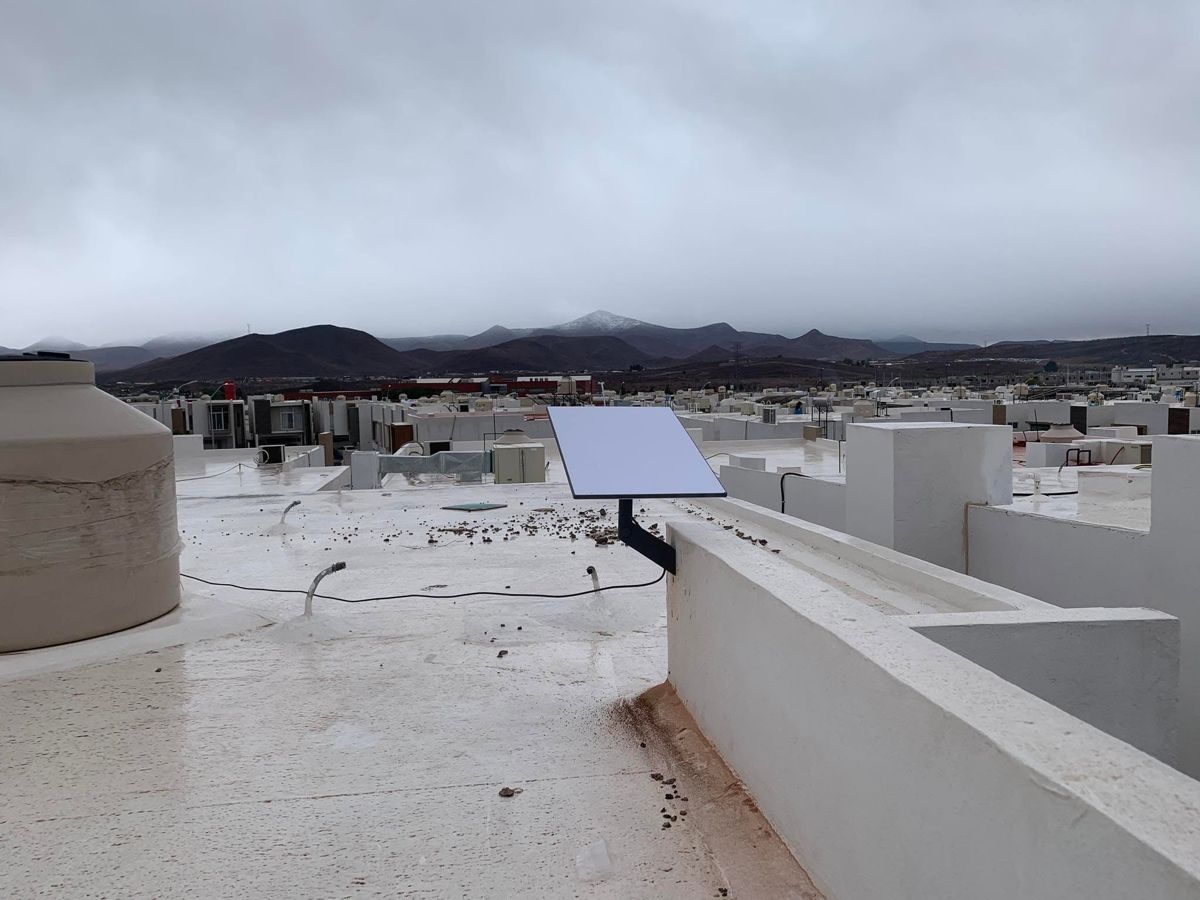 Antena Starlink fija en muro o pretil con orientación hacia el cielo libre