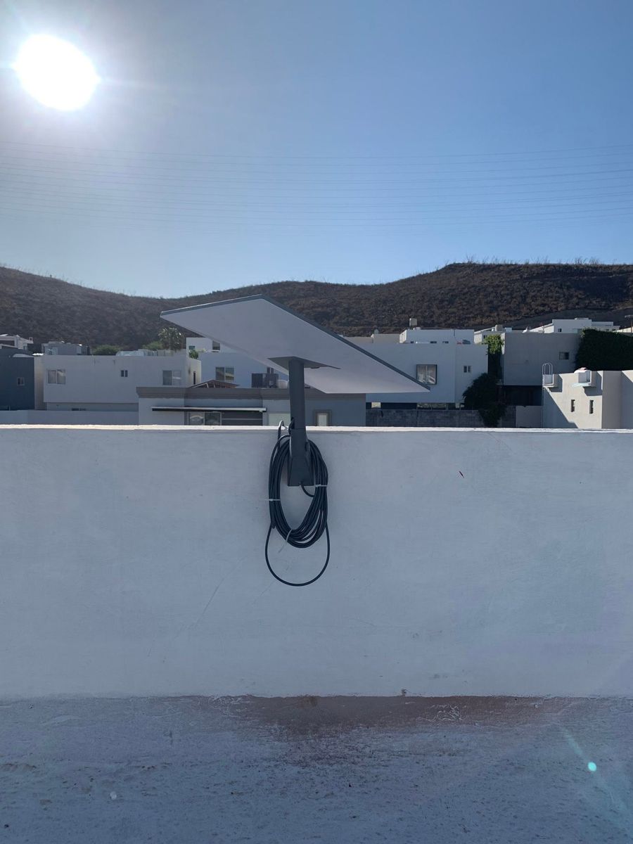 Dish Starlink en montaje permanente en exterior de casa en Chihuahua