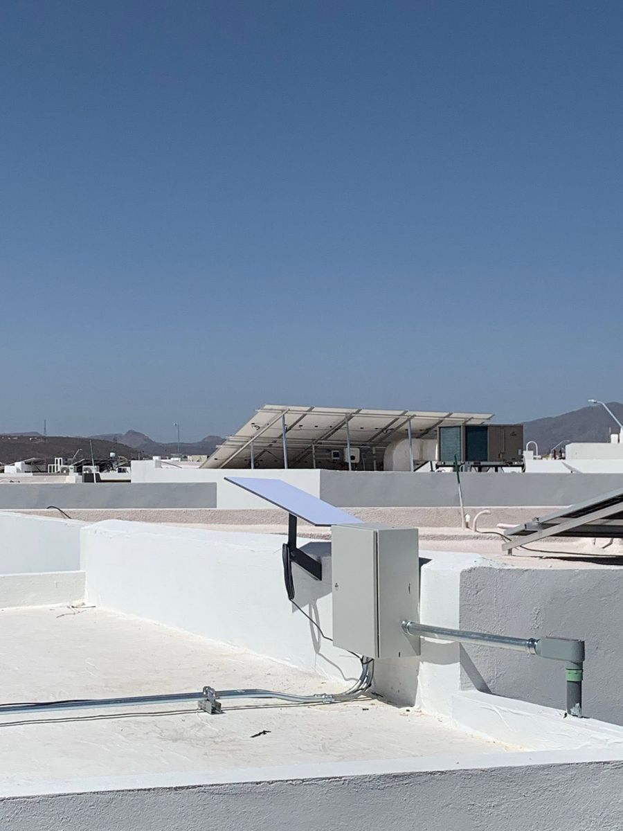 Antena Starlink en ubicación elevada para evitar obstrucciones