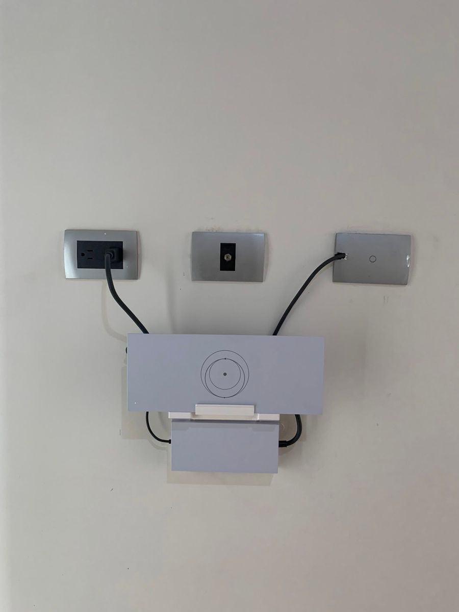 Router Starlink montado en pared con soporte y cables interiores ordenados