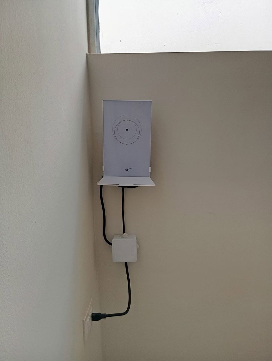 Montaje interior del router Starlink con gestión de cables en la pared